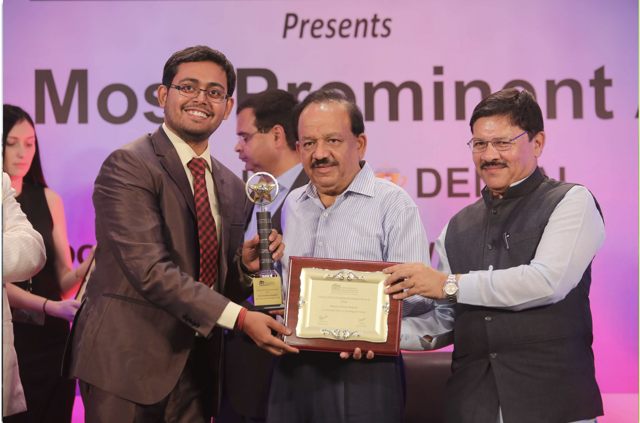 Dr. Aman Singh receiving India's Most Prominent Dental Award 2016 from Dr. Harsh Vardhan